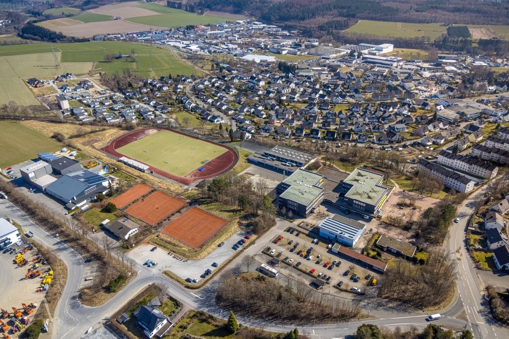 Schmallenberg aus der Vogelperspektive: Schulgebäude der Christine-Koch-Schule mit Sportplatz in Schmallenberg im Bundesland Nordrhein-Westfalen, Deutschland