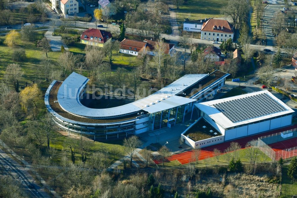 Hoyerswerda von oben - Schulgebäude der Christliche Schule Johanneum in Hoyerswerda im Bundesland Sachsen, Deutschland
