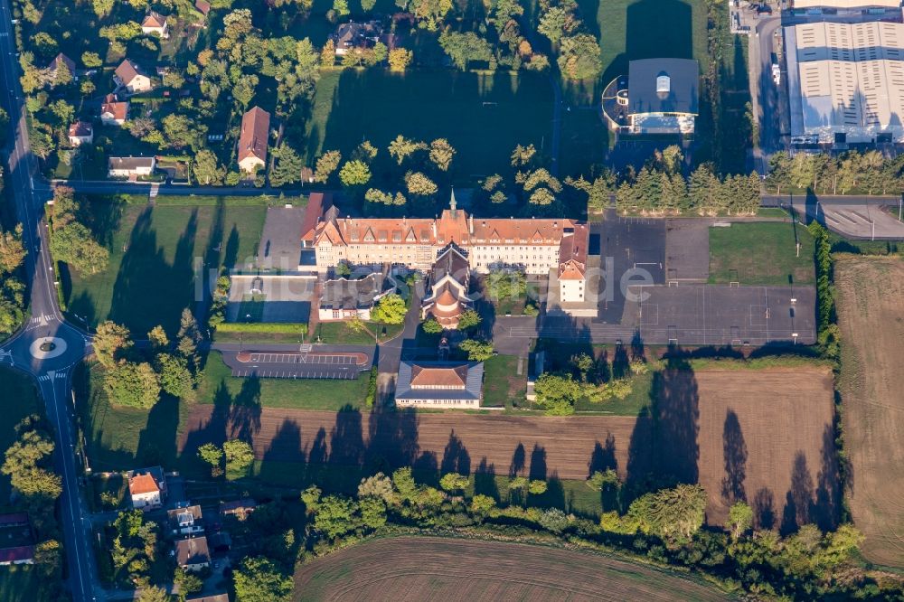 Luftbild Phalsbourg - Schulgebäude der College Saint Antoine in Phalsbourg in Grand Est, Frankreich