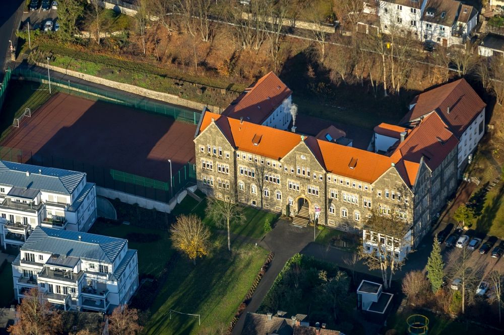 Attendorn von oben - Schulgebäude des Collegium Bernardinum des Erzbischöfliches Internat für Jungen in Attendorn im Bundesland Nordrhein-Westfalen, Deutschland