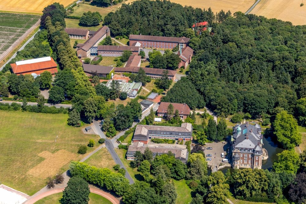 Luftaufnahme Loburg - Schulgebäude des Collegium Johanneum Gymnasium und Internat auf Schloss Loburg in Loburg im Bundesland Nordrhein-Westfalen, Deutschland
