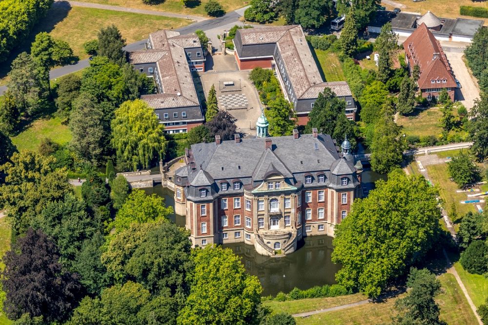 Loburg von oben - Schulgebäude des Collegium Johanneum Gymnasium und Internat auf Schloss Loburg in Loburg im Bundesland Nordrhein-Westfalen, Deutschland
