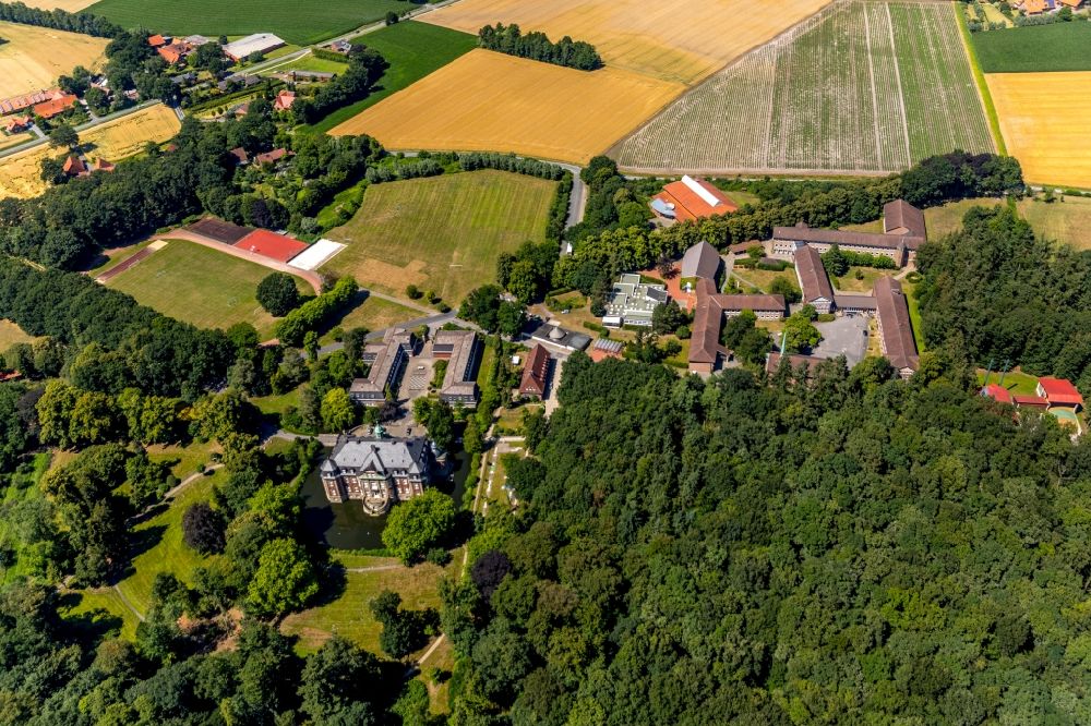 Loburg von oben - Schulgebäude des Collegium Johanneum Gymnasium und Internat auf Schloss Loburg in Loburg im Bundesland Nordrhein-Westfalen, Deutschland