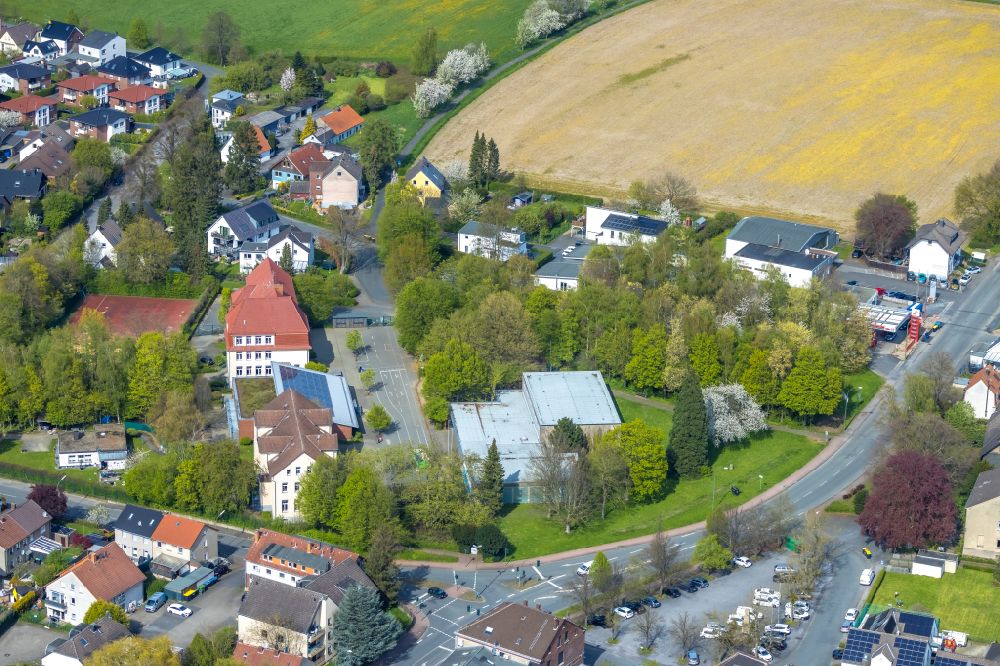Bönen aus der Vogelperspektive: Schulgebäude der der Hellwegschule in Bönen im Bundesland Nordrhein-Westfalen, Deutschland