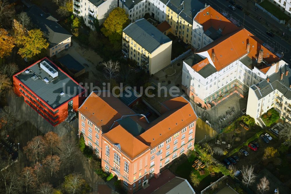 Luftaufnahme Berlin - Schulgebäude der Elizabeth-Shaw-Grundschule im Ortsteil Pankow in Berlin, Deutschland