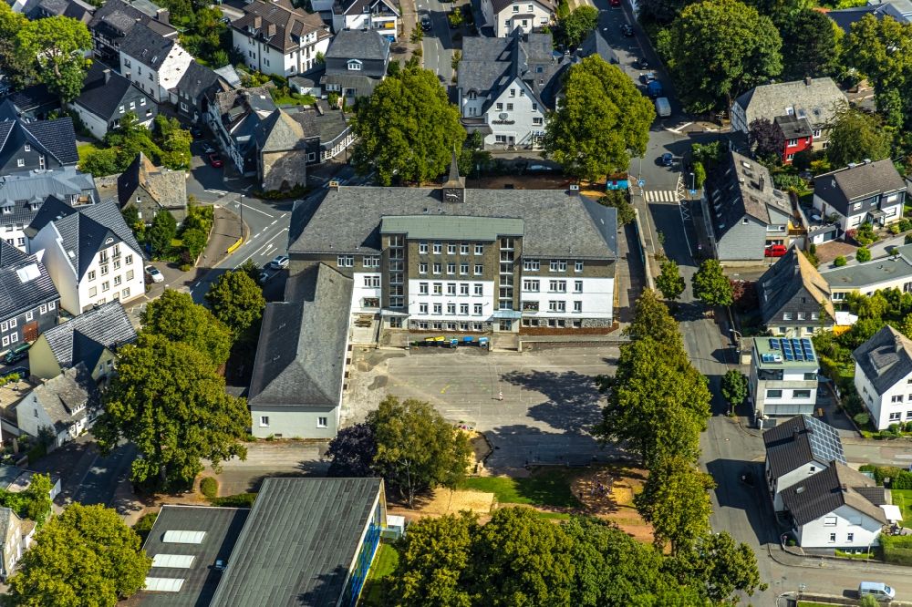 Luftbild Brilon - Schulgebäude der St.-Engelbert-Grundschule in Brilon im Bundesland Nordrhein-Westfalen, Deutschland