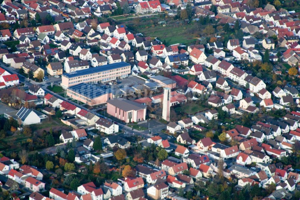 Luftbild Haßloch - Schulgebäude der Ernst-Reuter Schule und Turm und Gotteshaus der St. Ulrich Kirche in Haßloch im Bundesland Rheinland-Pfalz