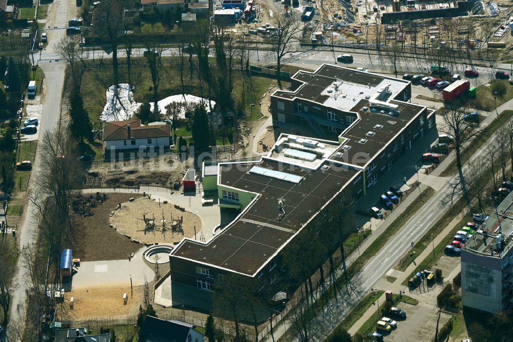 Luftaufnahme Bernau - Schulgebäude Evangelischen Grundschule in Bernau im Bundesland Brandenburg, Deutschland