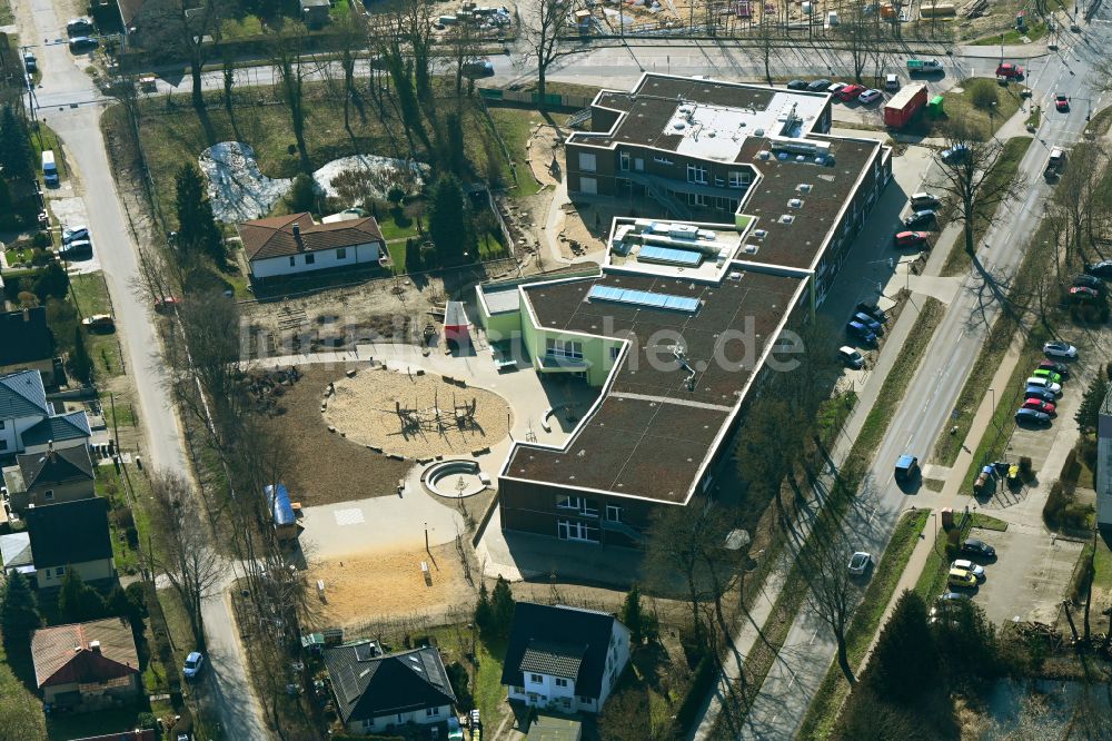 Bernau von oben - Schulgebäude Evangelischen Grundschule in Bernau im Bundesland Brandenburg, Deutschland