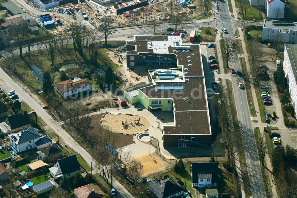 Bernau aus der Vogelperspektive: Schulgebäude Evangelischen Grundschule in Bernau im Bundesland Brandenburg, Deutschland