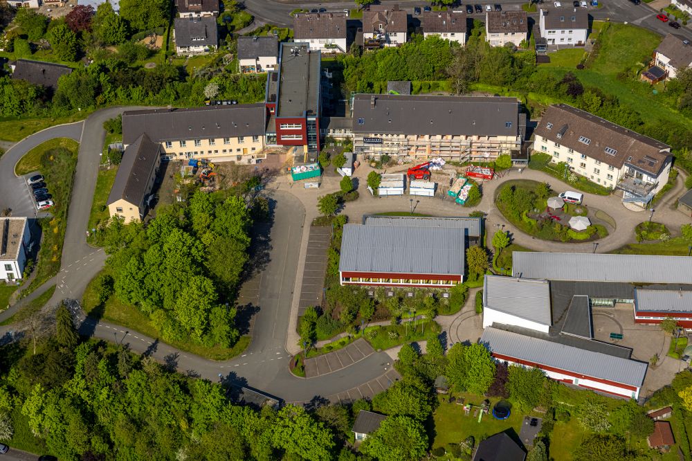 Luftbild Arnsberg - Schulgebäude der Franz-Joseph-Koch-Förderschule mit dem Schwerpunkt Sprache in Arnsberg im Bundesland Nordrhein-Westfalen, Deutschland