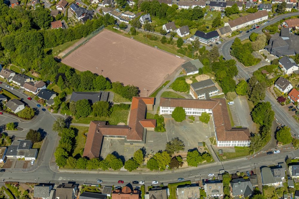 Arnsberg von oben - Schulgebäude der Fröbelschule und der Regenbogenschule in Arnsberg im Bundesland Nordrhein-Westfalen, Deutschland