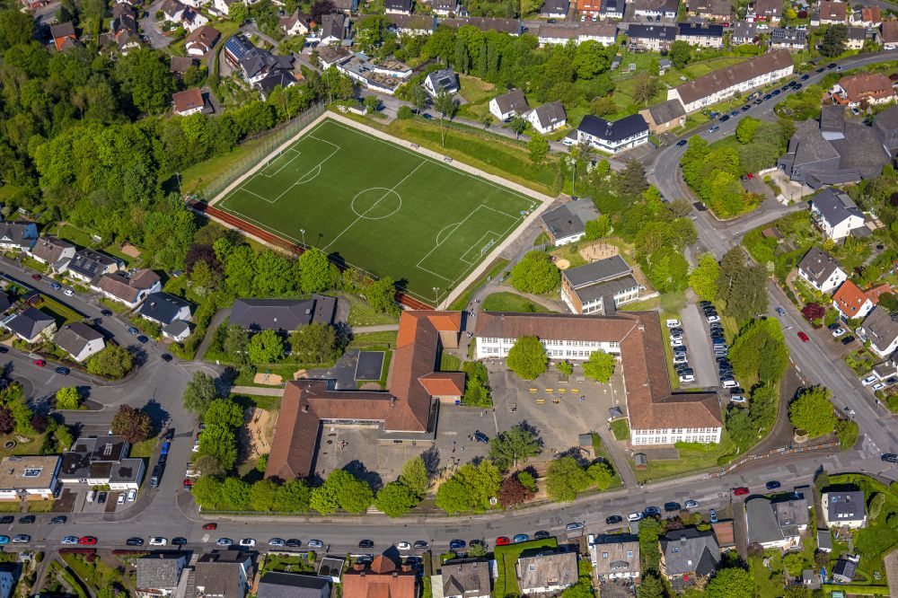 Luftaufnahme Arnsberg - Schulgebäude der Fröbelschule und der Regenbogenschule in Arnsberg im Bundesland Nordrhein-Westfalen, Deutschland