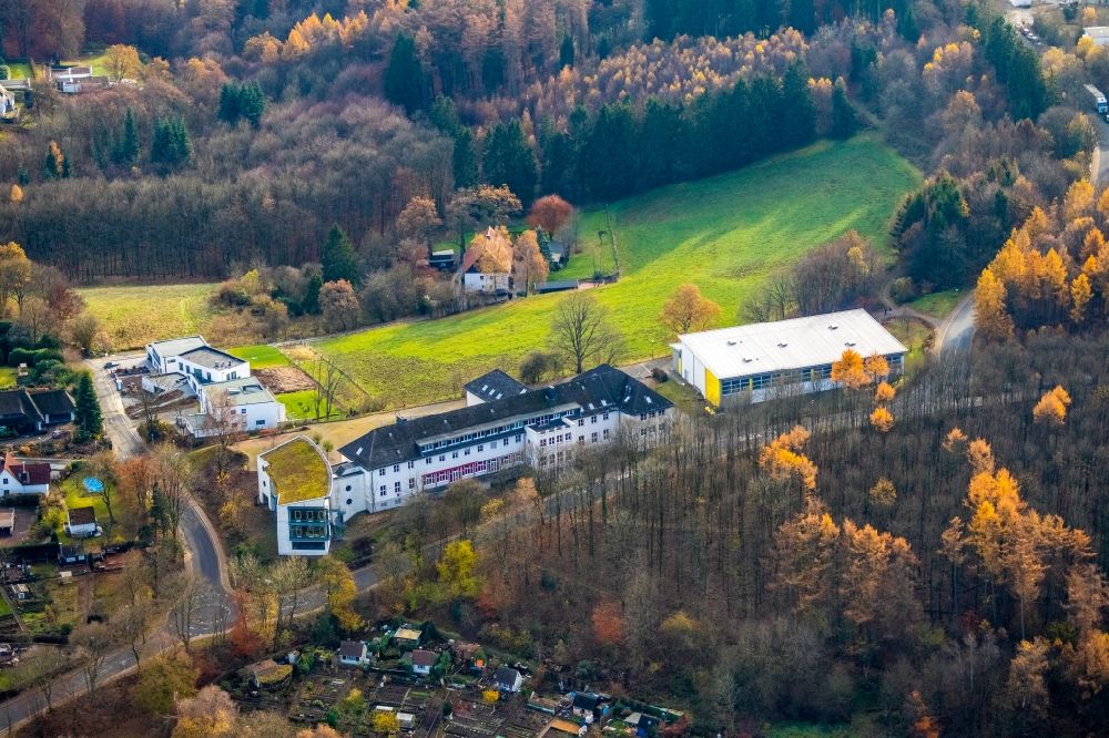 Lüdenscheid von oben - Schulgebäude der Freie Christliche Realschule in Lüdenscheid im Bundesland Nordrhein-Westfalen, Deutschland