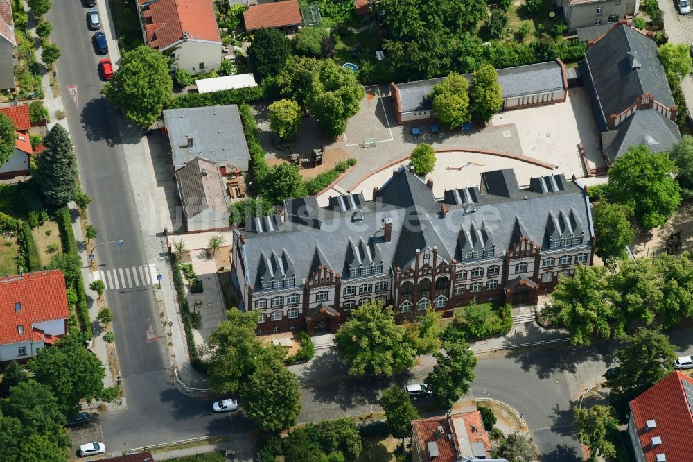 Berlin von oben - Schulgebäude der Friedrich-Schiller-Grundschule im Ortsteil Mahlsdorf in Berlin, Deutschland