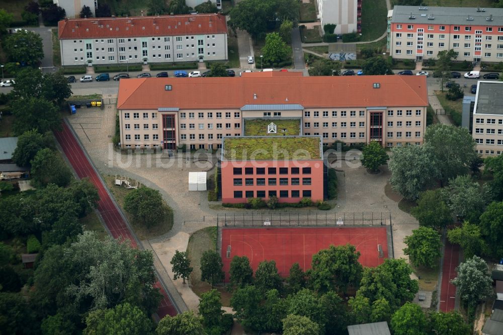 Berlin aus der Vogelperspektive: Schulgebäude der Gebrüder-Montgolfier-Gymnasium am Ellernweg im Ortsteil Schöneweide in Berlin, Deutschland