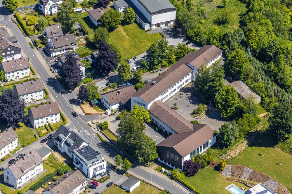 Luftaufnahme Attendorn - Schulgebäude der Gemeinschaftsgrundschule St.-Engelbert in Attendorn im Bundesland Nordrhein-Westfalen, Deutschland