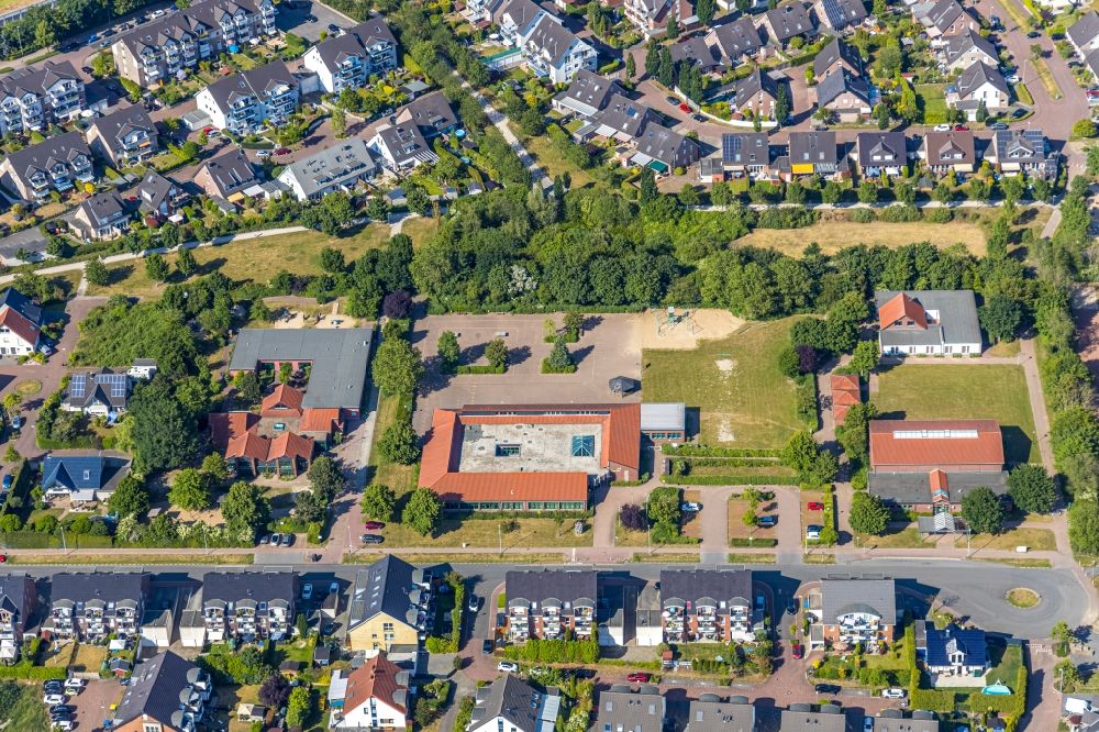 Dinslaken aus der Vogelperspektive: Schulgebäude Gemeinschaftsgrundschule Hühnerheide in Dinslaken im Bundesland Nordrhein-Westfalen, Deutschland