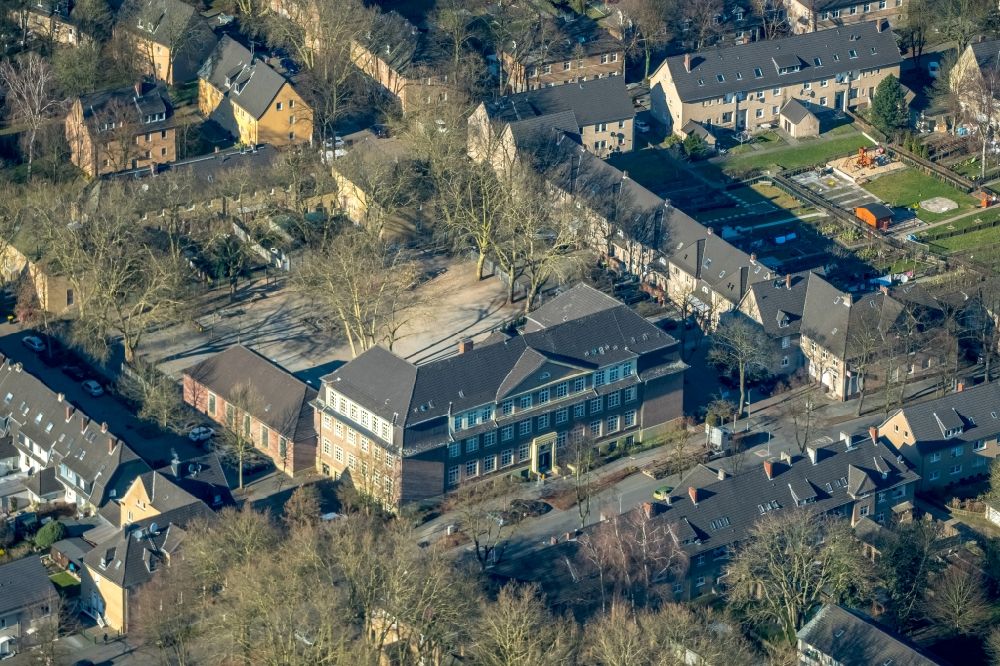 Luftbild Dinslaken - Schulgebäude der Gemeinschaftsgrundschule Lohberg an der Lohbergstraße in Dinslaken im Bundesland Nordrhein-Westfalen, Deutschland