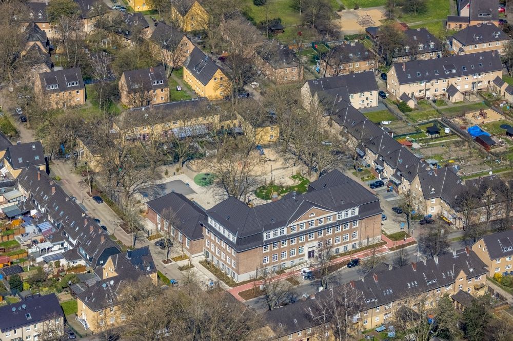 Luftbild Dinslaken - Schulgebäude der Gemeinschaftsgrundschule Lohberg an der Lohbergstraße in Dinslaken im Bundesland Nordrhein-Westfalen, Deutschland