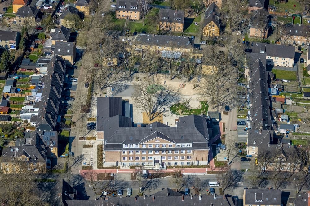 Luftaufnahme Dinslaken - Schulgebäude der Gemeinschaftsgrundschule Lohberg an der Lohbergstraße in Dinslaken im Bundesland Nordrhein-Westfalen, Deutschland