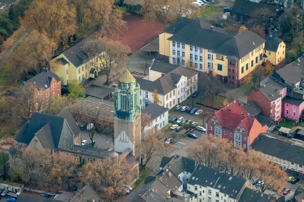 Luftaufnahme Duisburg - Schulgebäude der Gemeinschaftsschule Bruckhausen im Ortsteil Bruckhausen in Duisburg im Bundesland Nordrhein-Westfalen