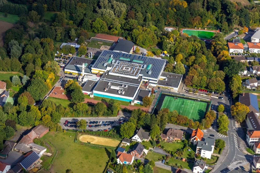 Luftbild Fröndenberg/Ruhr - Schulgebäude der Gesamtschule Fröndenberg Im Wiesengrund in Fröndenberg/Ruhr im Bundesland Nordrhein-Westfalen, Deutschland