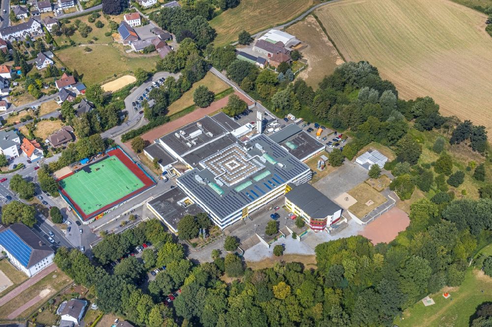 Luftaufnahme Fröndenberg/Ruhr - Schulgebäude der Gesamtschule Fröndenberg Im Wiesengrund in Fröndenberg/Ruhr im Bundesland Nordrhein-Westfalen, Deutschland