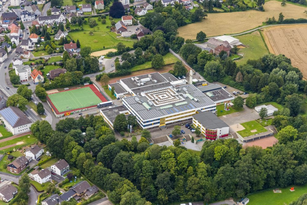 Luftbild Fröndenberg/Ruhr - Schulgebäude der Gesamtschule Fröndenberg Im Wiesengrund in Fröndenberg/Ruhr im Bundesland Nordrhein-Westfalen, Deutschland