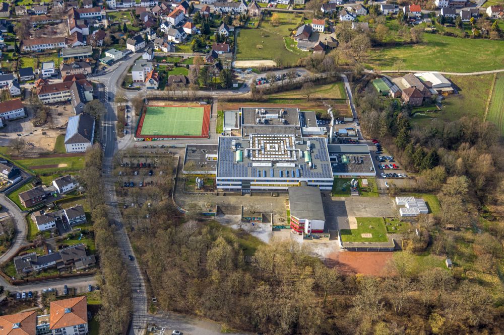 Luftaufnahme Fröndenberg/Ruhr - Schulgebäude der Gesamtschule Fröndenberg Im Wiesengrund in Fröndenberg/Ruhr im Bundesland Nordrhein-Westfalen, Deutschland