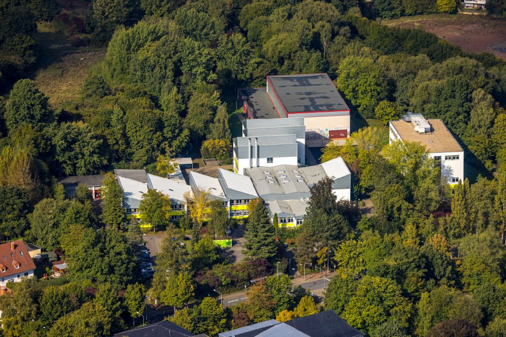 Luftbild Menden (Sauerland) - Schulgebäude der Gesamtschule Am Gelben Morgen in Menden (Sauerland) im Bundesland Nordrhein-Westfalen, Deutschland