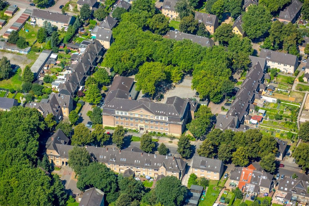 Dinslaken von oben - Schulgebäude der GGS Lohberg Grundschule in Dinslaken im Bundesland Nordrhein-Westfalen