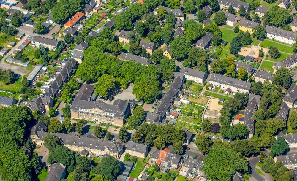 Dinslaken aus der Vogelperspektive: Schulgebäude der GGS Lohberg Grundschule in Dinslaken im Bundesland Nordrhein-Westfalen