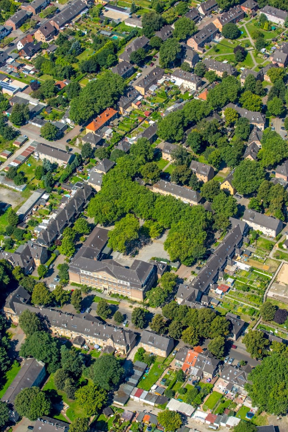 Luftbild Dinslaken - Schulgebäude der GGS Lohberg Grundschule in Dinslaken im Bundesland Nordrhein-Westfalen