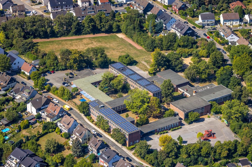 Hattingen von oben - Schulgebäude der GGS Oberwinzerfeld im Ortsteil Baak in Hattingen im Bundesland Nordrhein-Westfalen