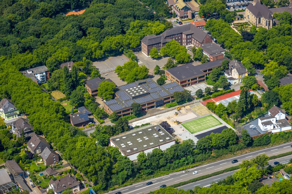 Duisburg aus der Vogelperspektive: Schulgebäude Gottfried-Wilhelm-Leibniz-Gesamtschule in Duisburg im Bundesland Nordrhein-Westfalen, Deutschland