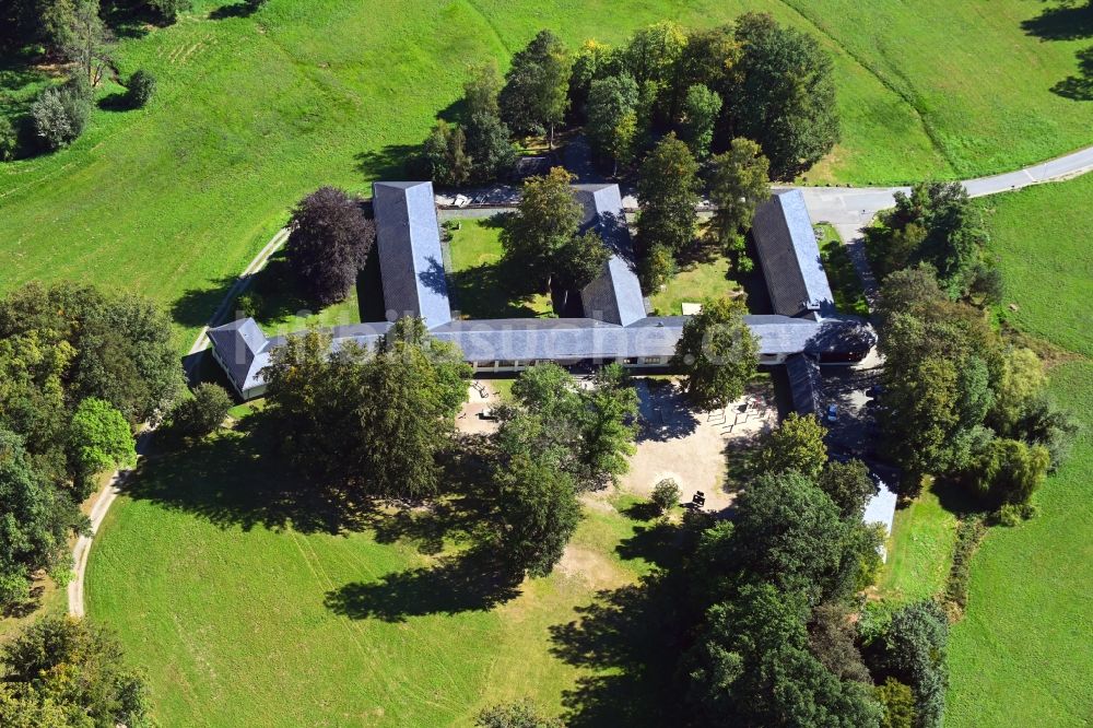 Luftaufnahme Ebersdorf - Schulgebäude der Grundschule in Ebersdorf im Bundesland Thüringen, Deutschland