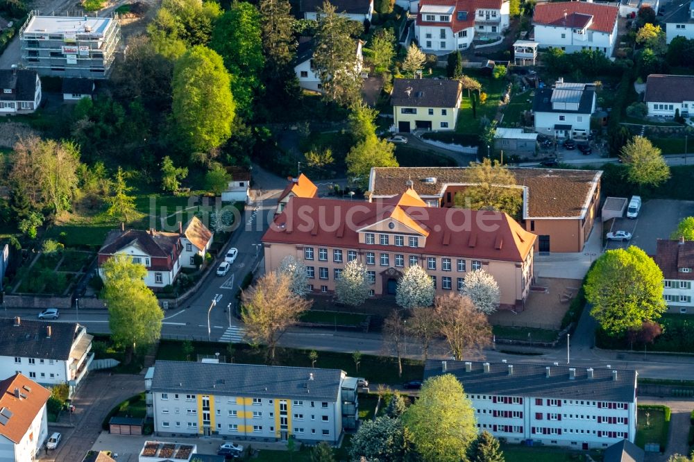 Luftaufnahme Ettenheim - Schulgebäude der Grundschule in Ettenheim im Bundesland Baden-Württemberg, Deutschland