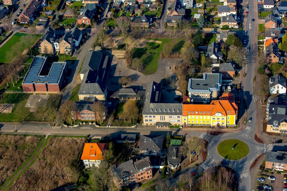 Rees aus der Vogelperspektive: Schulgebäude der Grundschule und Heilpädagogisches Zentrum in Rees im Bundesland Nordrhein-Westfalen