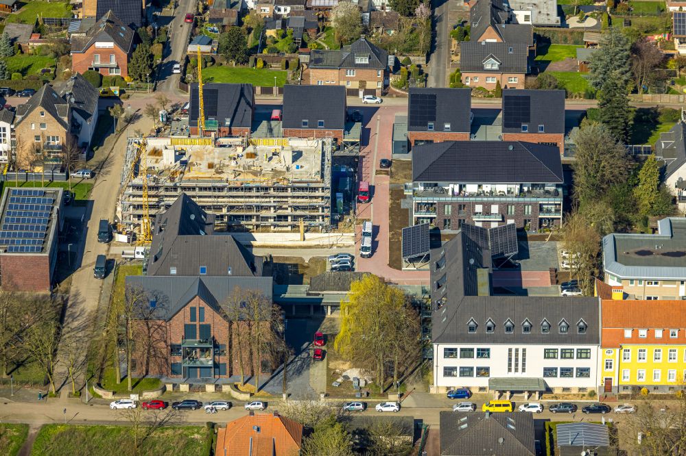 Rees von oben - Schulgebäude der Grundschule und Heilpädagogisches Zentrum in Rees im Bundesland Nordrhein-Westfalen