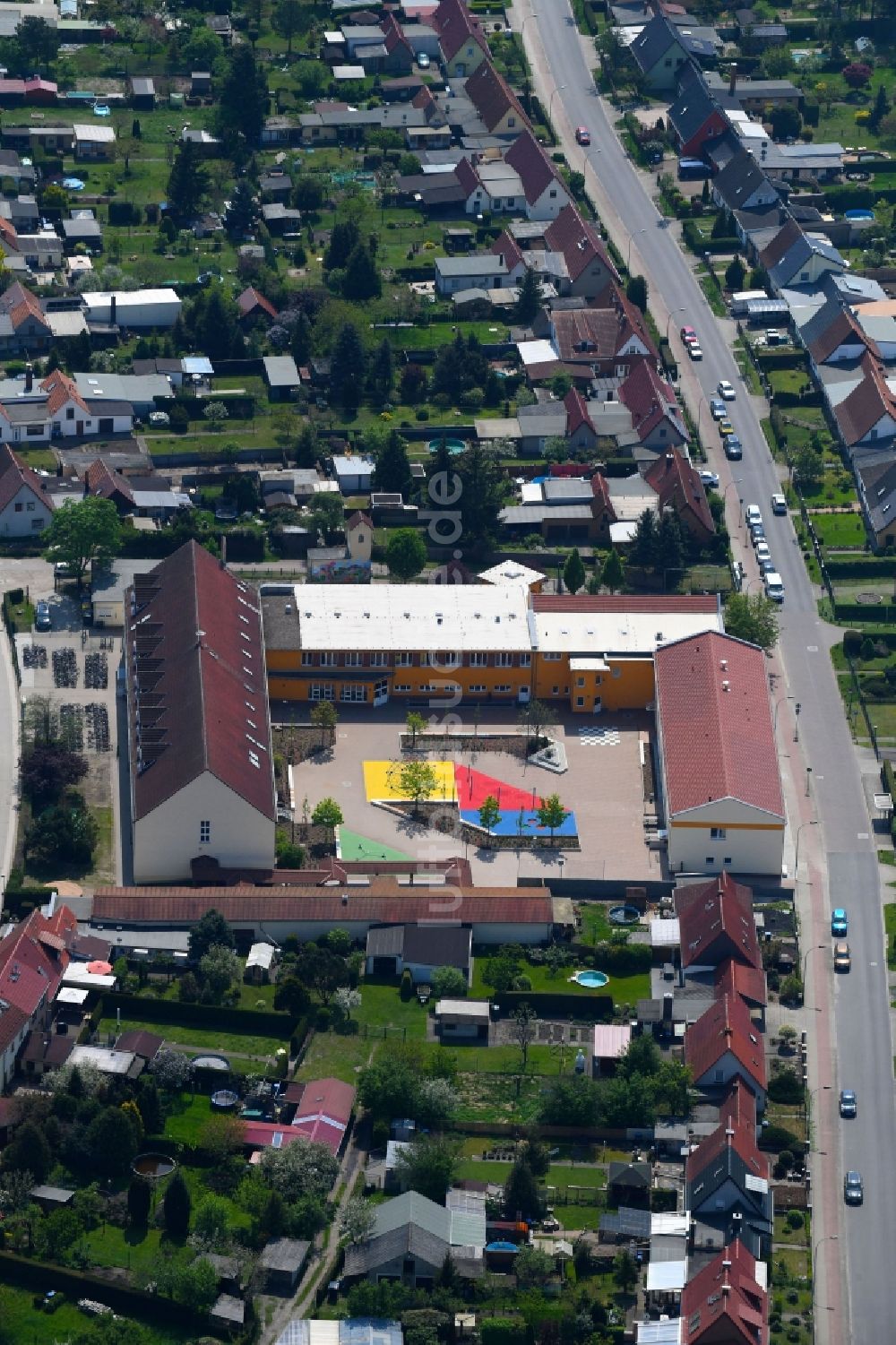 Luftaufnahme Leegebruch - Schulgebäude der Grundschule Johann Heinrich Pestalozzi am Weidensteg in Leegebruch im Bundesland Brandenburg, Deutschland
