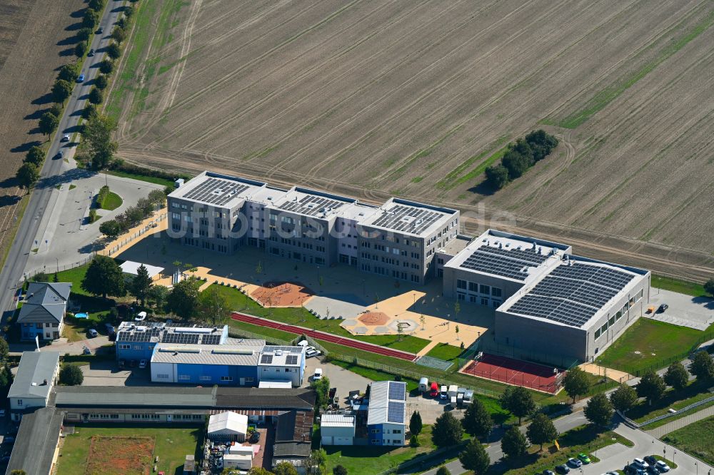 Luftaufnahme Lindenberg - Schulgebäude der Grundschule in Lindenberg im Bundesland Brandenburg, Deutschland