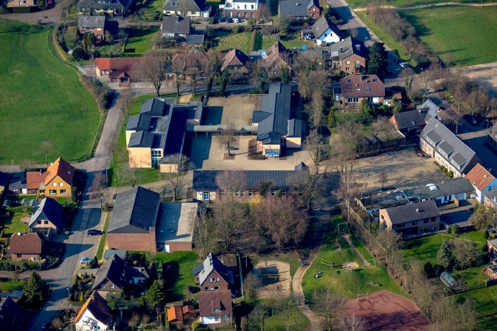 Haldern aus der Vogelperspektive: Schulgebäude der Grundschule Lindenschule in Haldern im Bundesland Nordrhein-Westfalen