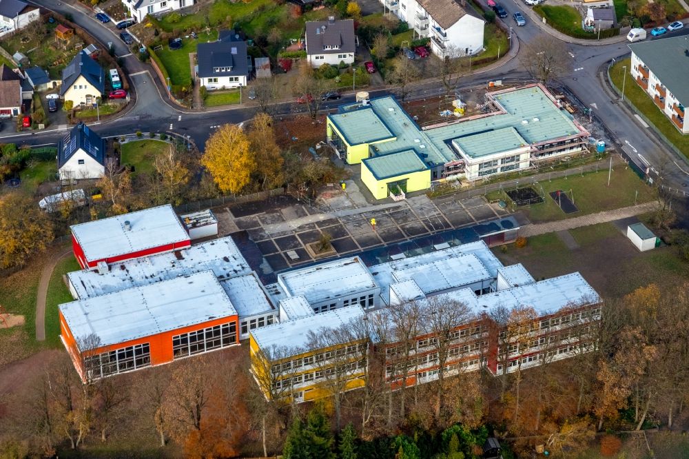 Luftbild Lüdenscheid - Schulgebäude der Grundschule Lösenbach -Gemeinschaftsgrundschule- an der Schubertstr. in Lüdenscheid im Bundesland Nordrhein-Westfalen, Deutschland