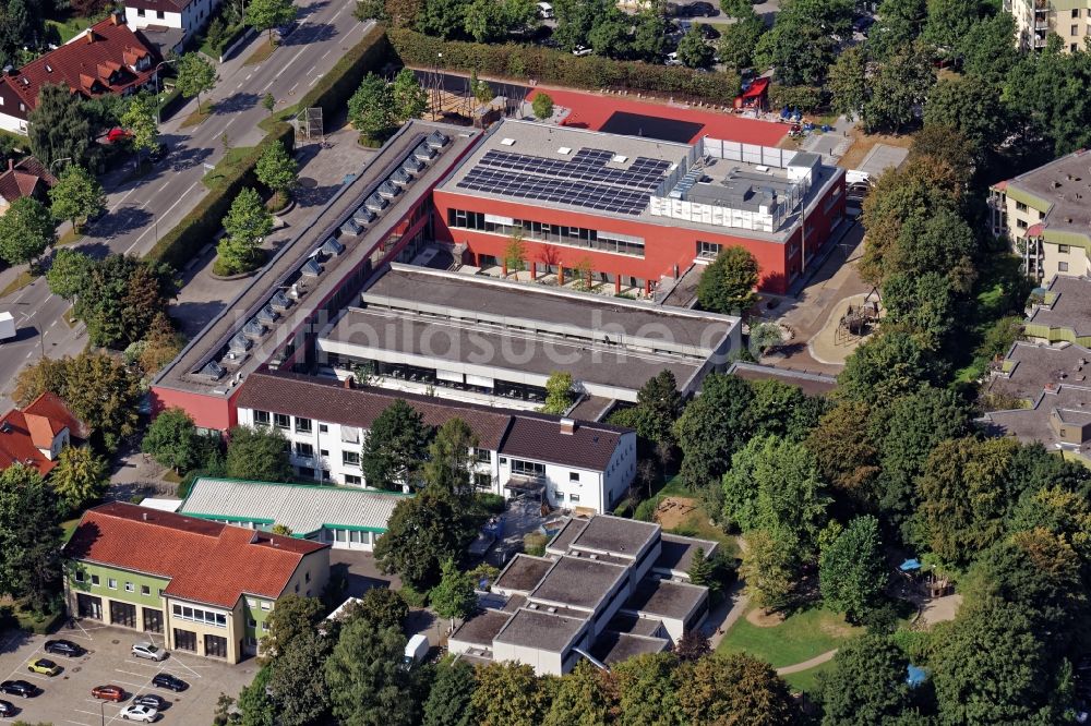 Neuried aus der Vogelperspektive: Schulgebäude der Grundschule und Mehrzweckhalle in Neuried im Bundesland Bayern