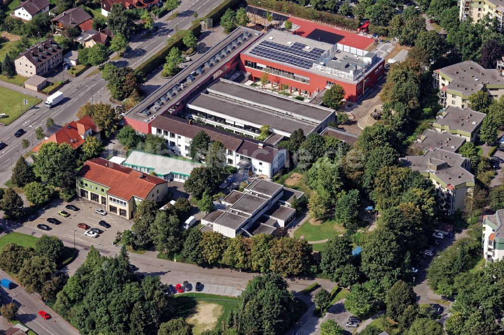 Luftbild Neuried - Schulgebäude der Grundschule und Mehrzweckhalle in Neuried im Bundesland Bayern