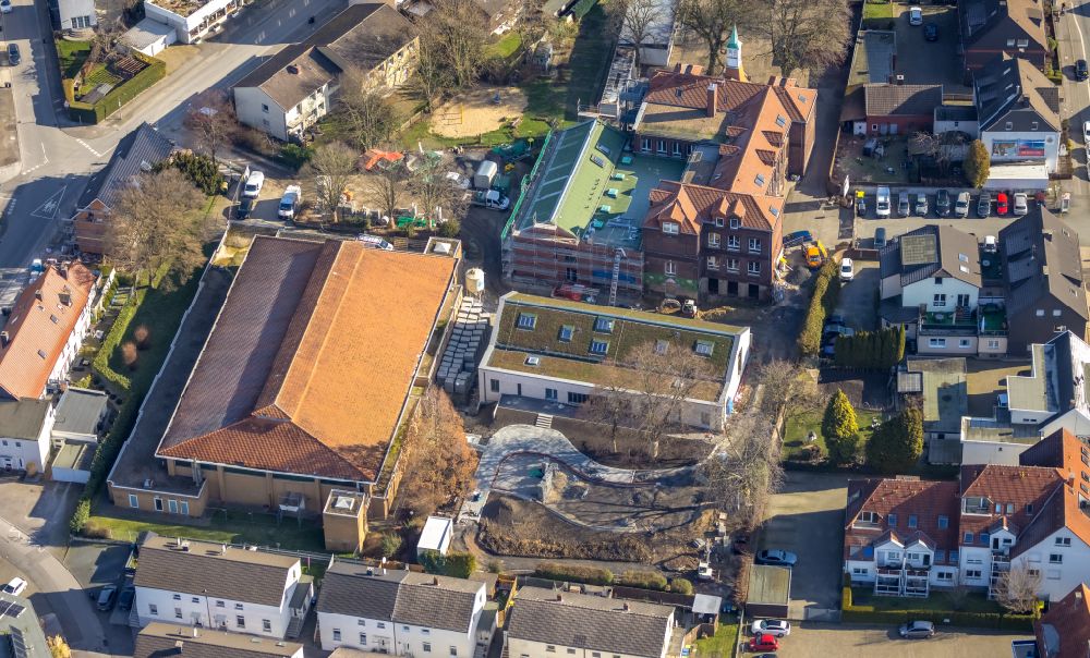 Massen von oben - Schulgebäude der Grundschule Schillerschule in Massen im Bundesland Nordrhein-Westfalen, Deutschland