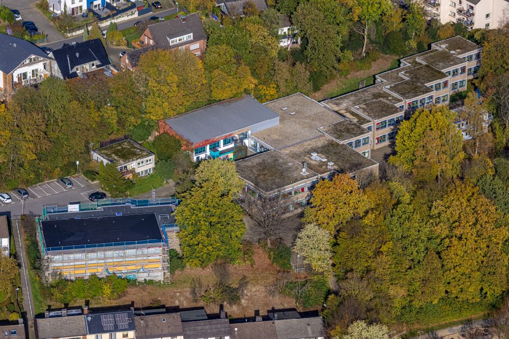 Herdecke von oben - Schulgebäude Grundschule Schraberg Neue Straße in Herdecke im Bundesland Nordrhein-Westfalen, Deutschland
