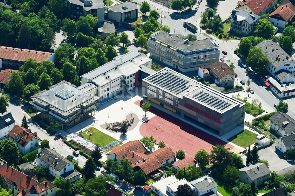 Unterföhring aus der Vogelperspektive: Schulgebäude der Grundschule Unterföhring in Unterföhring im Bundesland Bayern, Deutschland