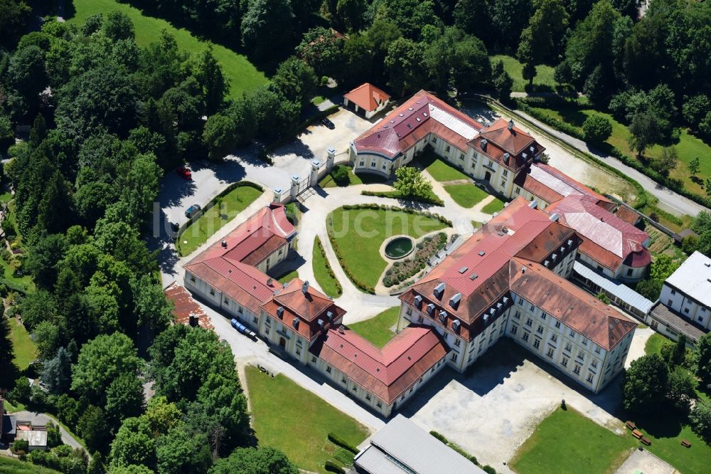 Passau von oben - Schulgebäude des Gymnasium - Auersperg-Gymnasium im Ortsteil Hacklberg in Passau im Bundesland Bayern, Deutschland